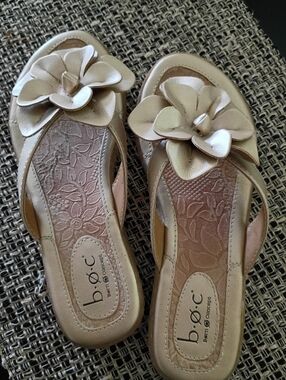 Born b.o.c. NWOT Gold Flip Flop Sandals